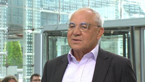 Felix Magath spricht über die Folgen der jahrelangen Arbeitsweise beim FC Bayern München, die sich nun in den Problemen der Trainersuche veräußern.