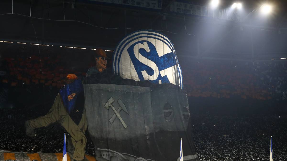 16. SPIELTAG - Vor der 1:2-Pleite gegen Leverkusen nehmen die Schalker Fans emotional Abschied vom Steinkohlebergbau und würdigen den Ursprung ihres Vereins mit einer Gänsehaut-Choreo