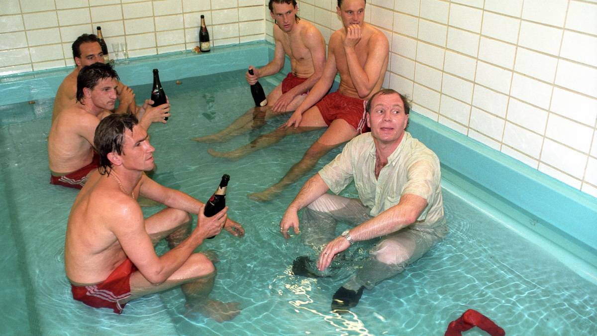 Insgesamt holt Bayern in Hoeneß' Manager-Ära 17 Meisterschaften, neun Pokalsiege sowie jeweils einen Sieg in der Champions League, im UEFA-Cup und im Weltpokal. Im Bild: Hoeneß feiert den Meistertitel 1989 mit seinen Spielern im Entmüdungsbecken