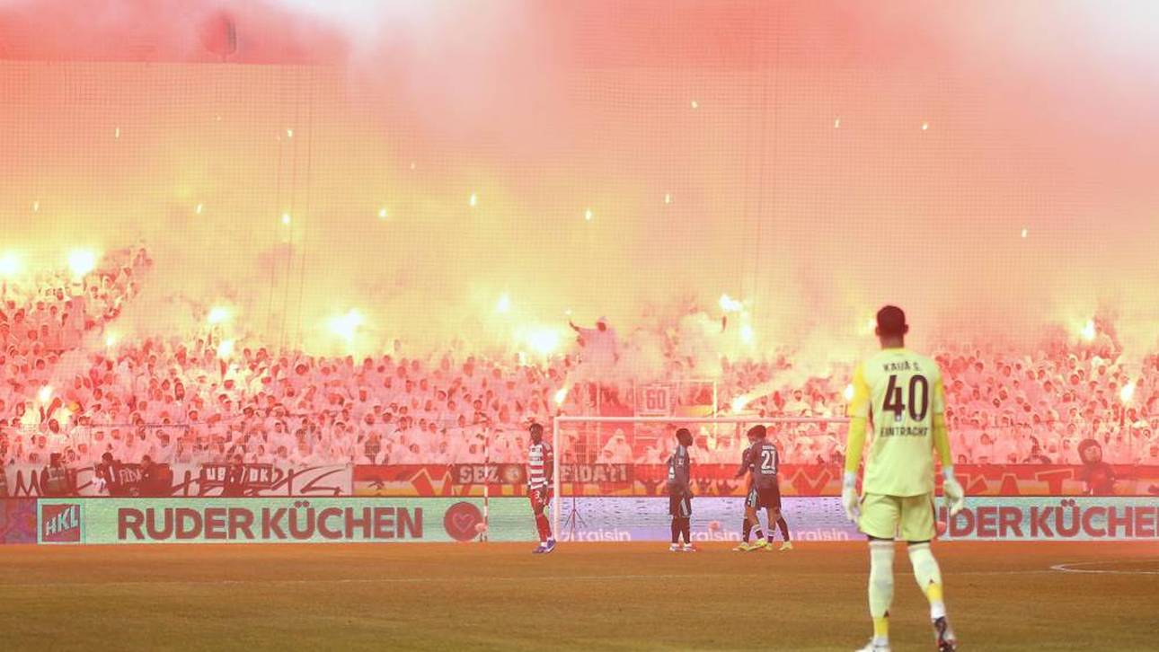 Pyro-Show sorgt für Unterbrechung