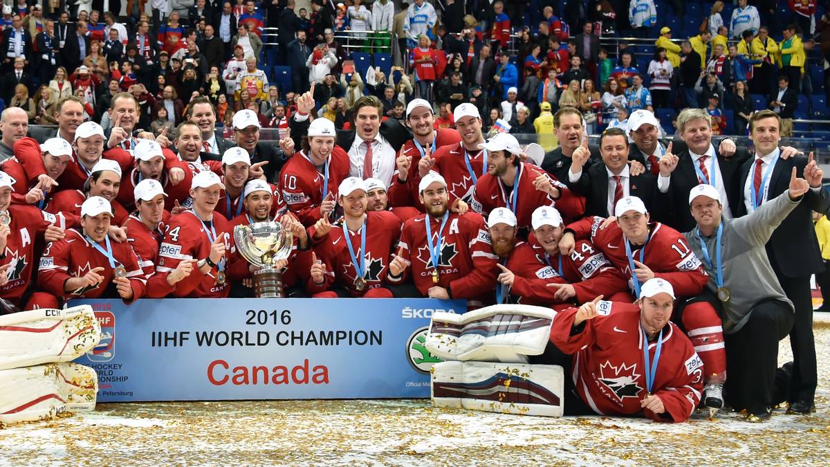 Gruppenbild mit Pokal. Kanada ist zum 26. Mal Weltmeister - noch ein Titel, dann ziehen die Ahornblätter mit Russland gleich