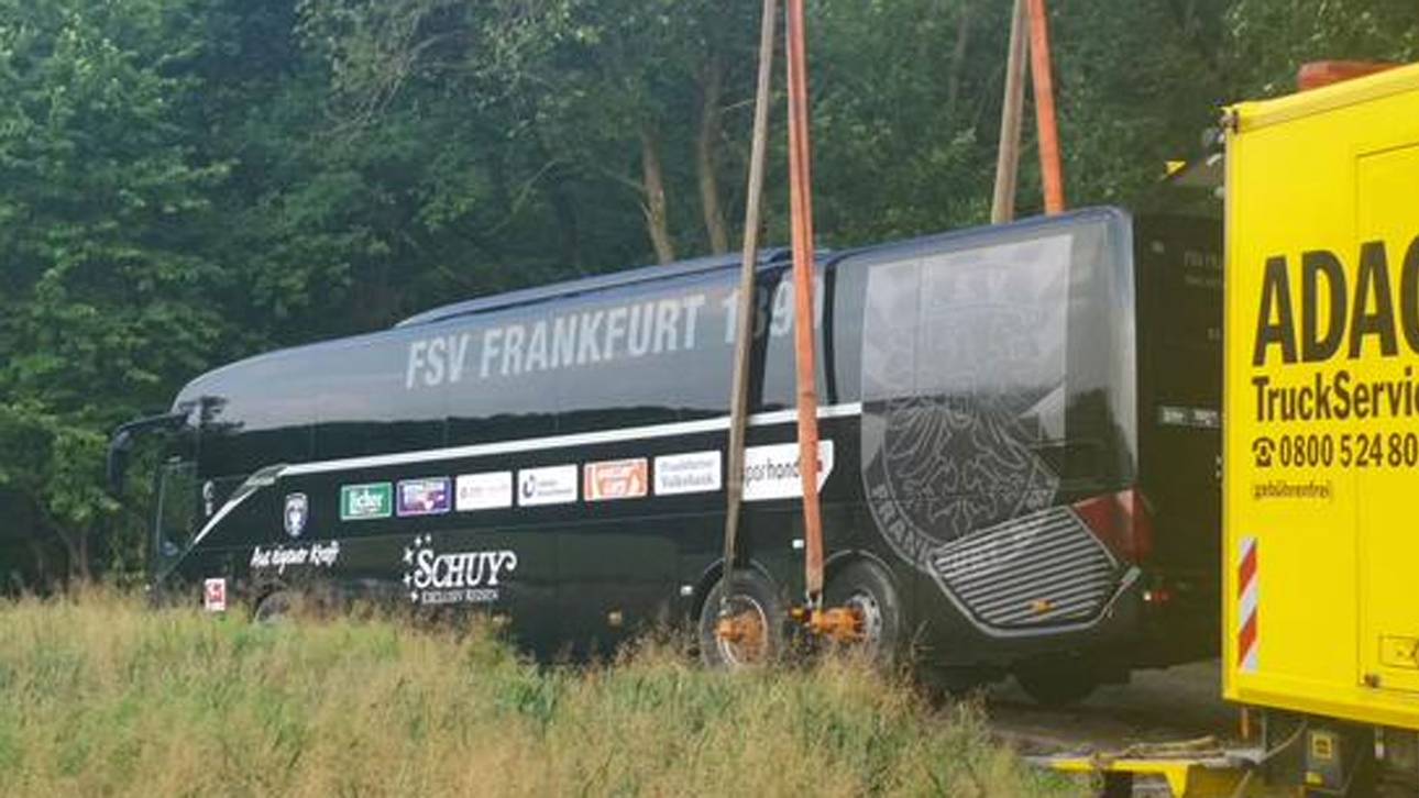FSV-Bus im Graben – KSC blamiert sich