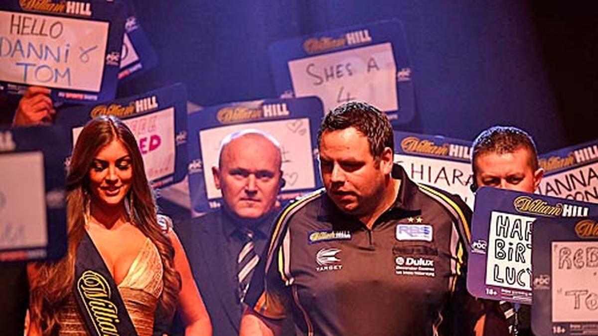 Rein in die Abendsession: Adrian Lewis, "The Jackpot" läuft ein. Dort trifft er auf...