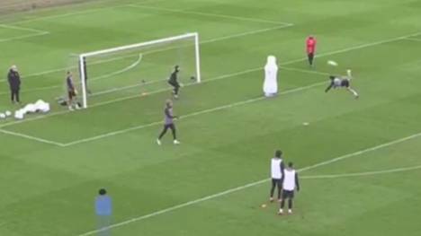 Thomas Delaney ist beim BVB ja eigentlich eher als Abräumer bekannt. Im Dänemark-Training trifft er nun sensationell per Scorpion-Kick.