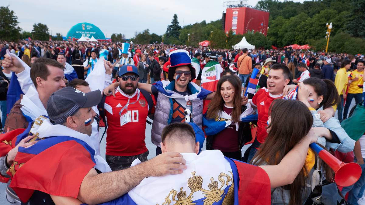 Da werden Erinnerungen an die WM 2006 wach: die russischen Fans feiern auf den Straßen