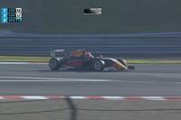 Im vorletzten Rennen der ADAC Formel 4 lässt Jak Crawford seinem Teamkollegen Jonny Edgar keine Chance. Wer den Meistertitel holt entscheidet sich erst am Nachmittag.