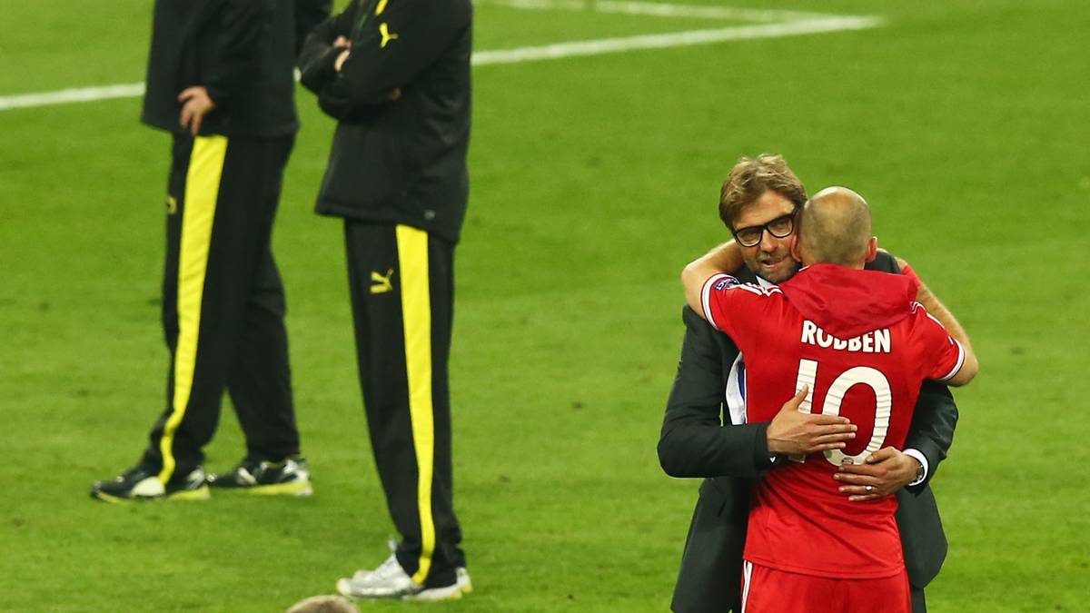 ...und zeigt sich als fairer Verlierer: Der BVB-Coach gratuliert Siegtorschütze Arjen Robben