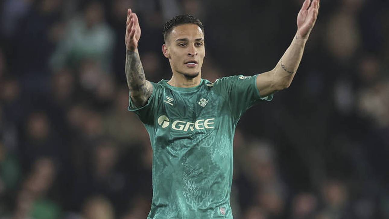 Antony jubelt mit ausgebreiteten Armen