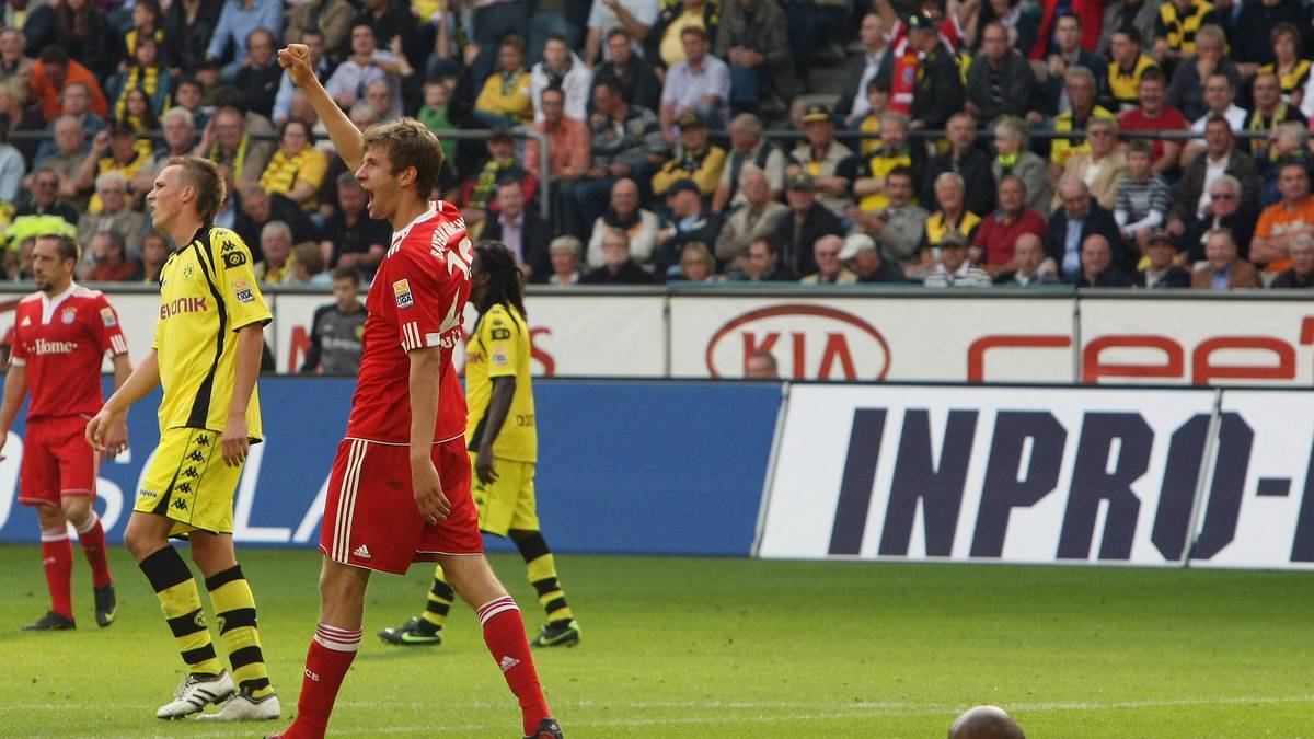 1. Bundesliga-Tor: 12.09.2009 - Was für ein Start! Seinen ersten Treffer in der Bundesliga erzielt Thomas Müller im Auswärtsspiel bei Borussia Dortmund. Zur Pause eingewechselt trifft der junge Offensivakteur zum 1:4. Kurz vor Spielende legt er sein zweites Tor zum Münchner 5:1-Erfolg direkt hinterher