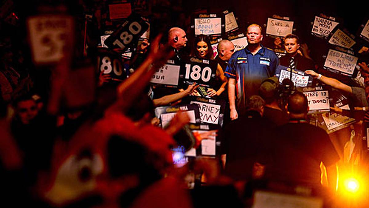 ... den Mann da hinten im Eck: Raymond van Barneveld. Der fünfmalige Weltmeister gegen den zweimaligen Weltmeister. Es riecht nach Weltklasse