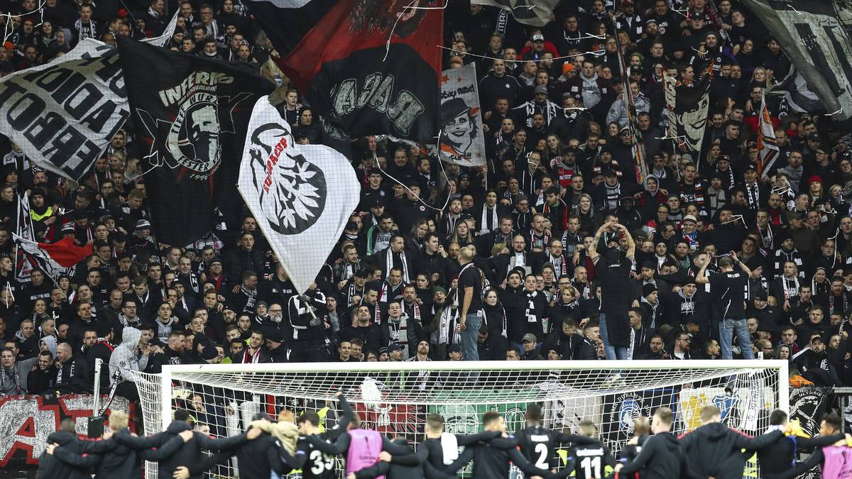 EINTRACHT FRANKFURT - bisherige Transfers: Die Anspannung bei der Eintracht ist groß. Jović, Rebić, Haller - alle sind sie begehrt, aber noch keiner ist weg. Demzufolge gab es auch noch keine Neuverpflichtungen. Auch bei Martin Hinteregger, Sebastian Rode und Kevin Trapp laufen die Leihen aus, Frankfurt will die Publikumslieblinge unbedingt verpflichten 