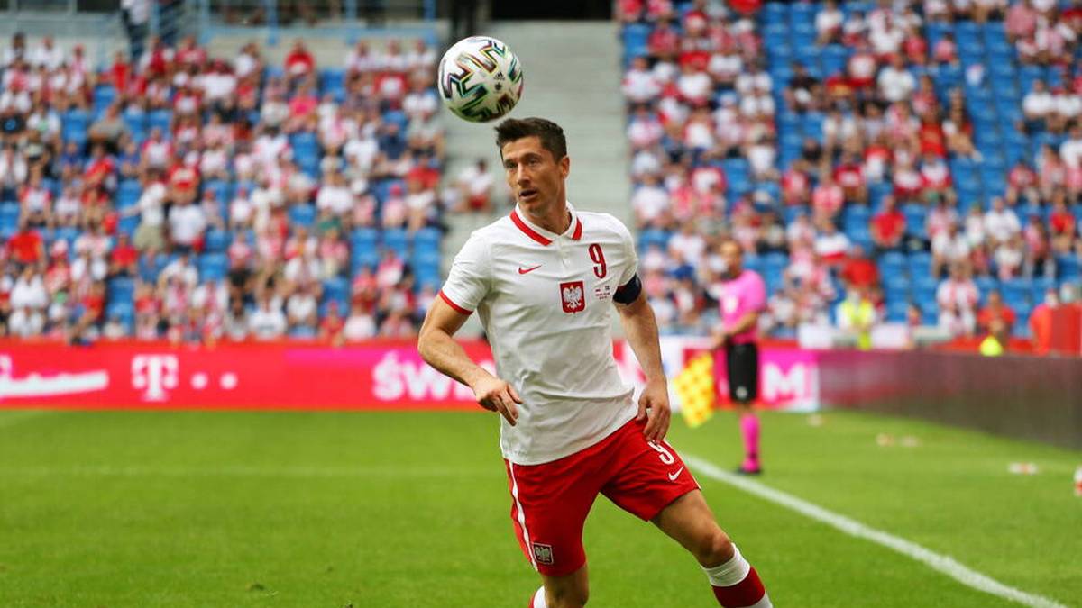 Die Polen um Weltfußballer Lewandowski spielen im bekannten weiß-roten Muster. 