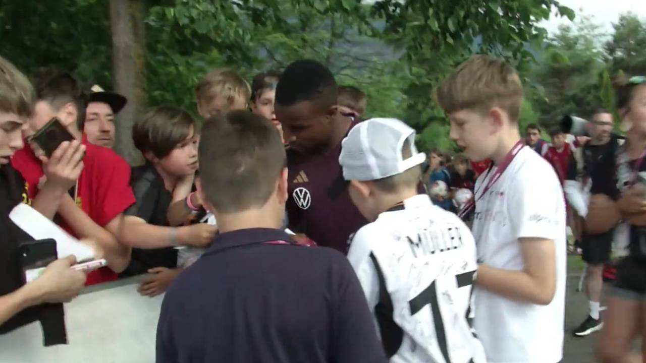 U21-EM: Borussia Dortmunds Youssoufa Moukoko von Kindern gefeiert wie ein Star