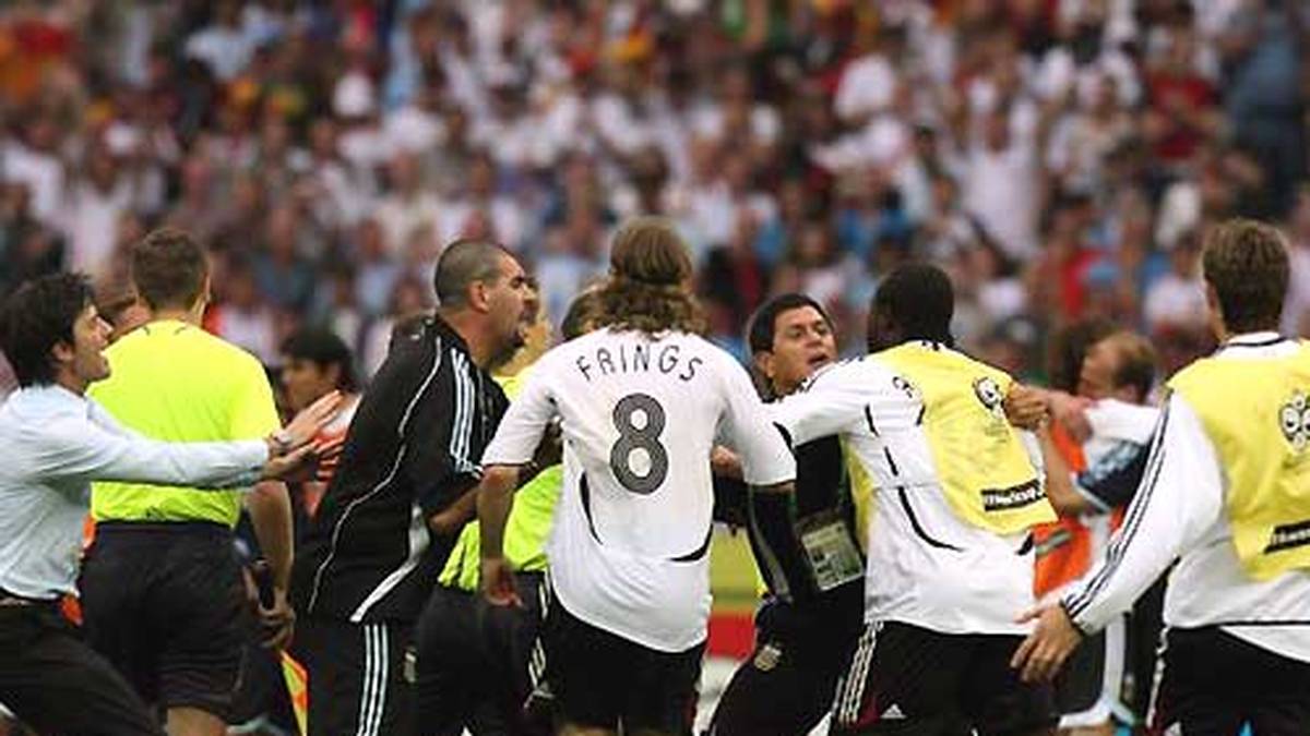 In Erinnerung bleibt vor allem Frings Faustschlag gegen Argentiniens Cruz nach dem Sieg im Viertelfinale. Hier sucht sich Frings gerade sein "Opfer"