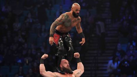 Ricochet (oben, mit WWE-Partner Braun Strowman) soll bei AEW unterschrieben haben