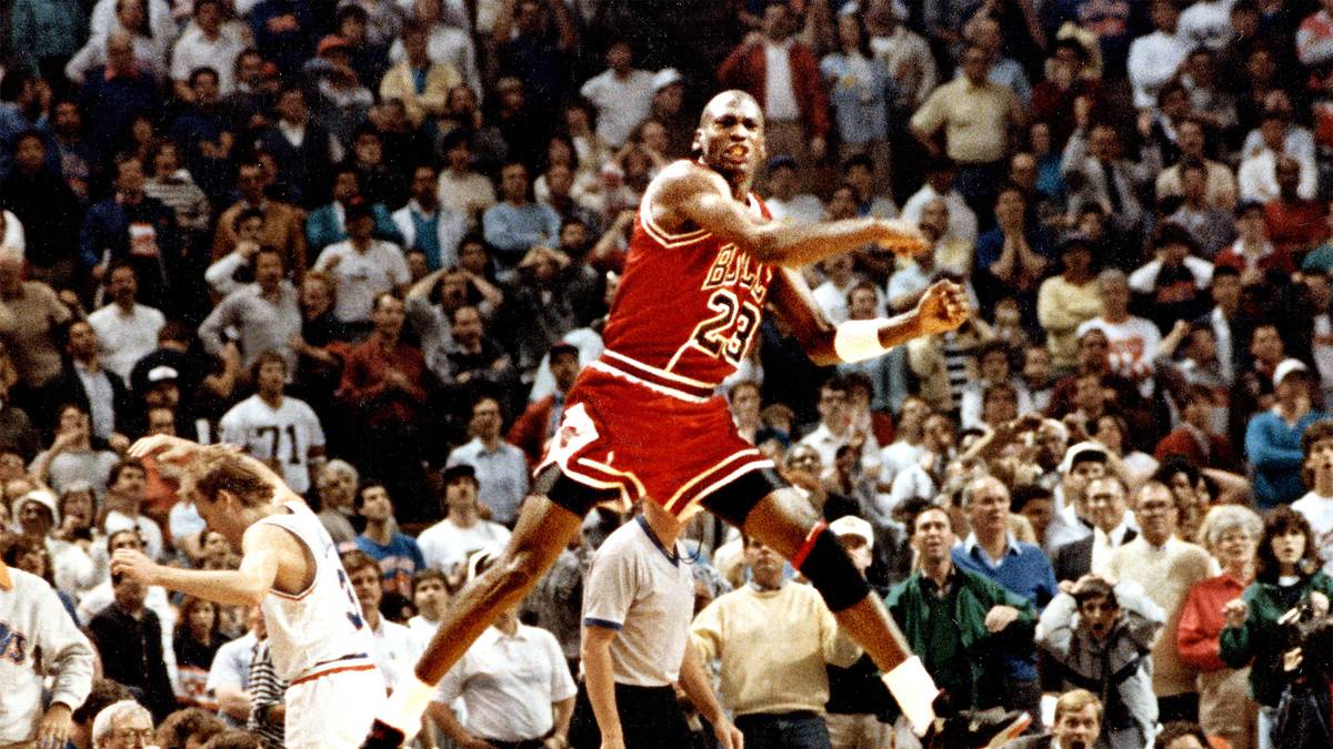 Eine seiner legendärsten Aktionen stürzt eine ganze Stadt in eine jahrelange Depression. 1989 treffen die Bulls in der ersten Runde auf die Cleveland Cavaliers. Jordan trifft im entscheidenden fünften Spiel mit der Schlusssirene über Craig Ehlo (M.) hinweg zum Sieg. "The Shot I" verarbeitet Cleveland erst durch die Ankunft von LeBron James.