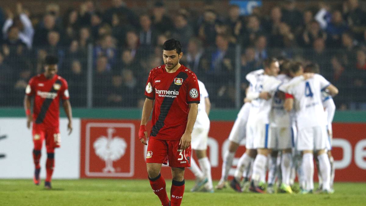 Kevin Volland kann sich über seine ersten beiden Pflichtspieltore für Bayer Leverkusen nicht freuen. Zu tief sitzt der Frust über das Zweitrunden-Aus im Pokal für Bayer Leverkusen. Die Werkself scheidet trotz Überzahl und zweimaliger Führung beim Drittliga-Aufsteiger Sportfreunde Lotte aus - mit 3:4 nach Elfmeterschießen.