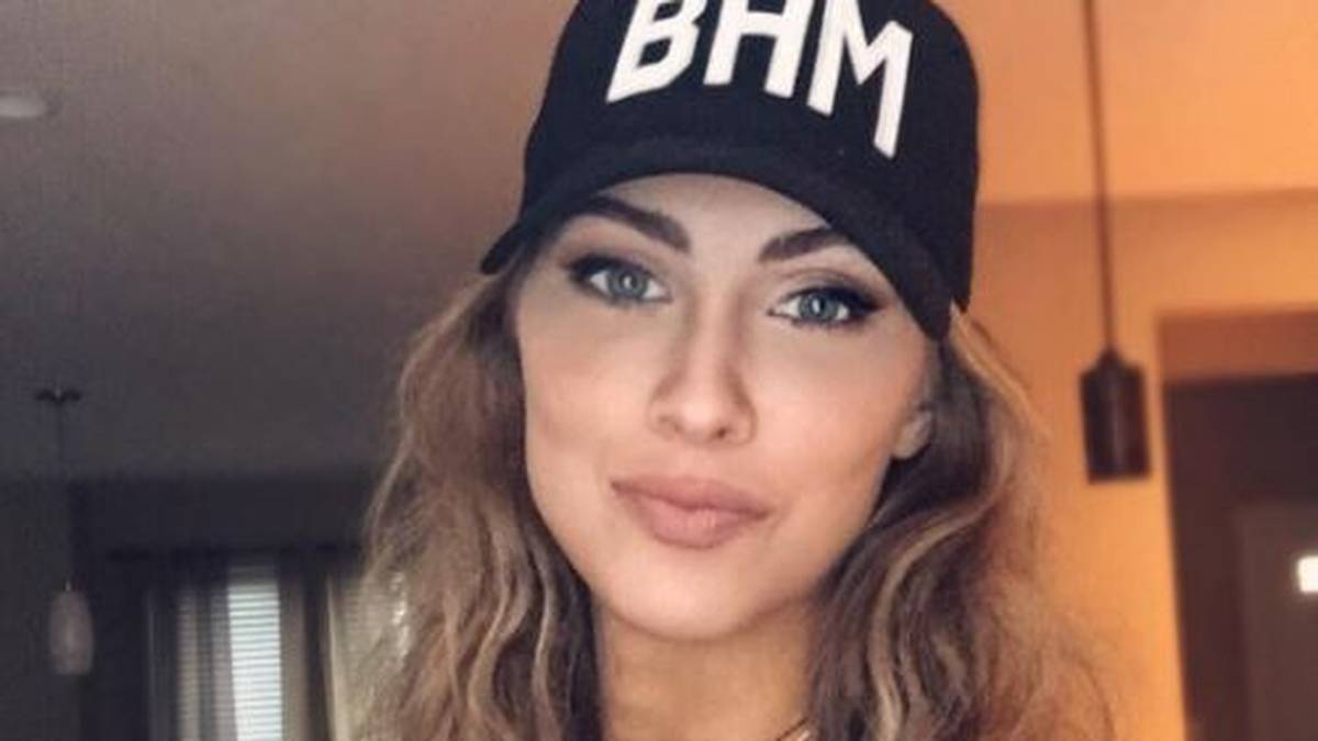 Die frühere Miss Alabama ist nicht nur als Fan ihres Ehemannes im Stadion ein Hingucker. 2014 heirateten die beiden in Orange Beach, Alabama - zwei Jahre später kam der gemeinsame Sohn Raymond "Tripp" McCarron III zur Welt. 2018 folgte erneut männlicher Nachwuchs