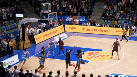 In der Partie Frankfurt Skyliners gegen Niners Chemnitz erzielt Isaiah Swope in letzter Sekunde den Siegtreffer. 