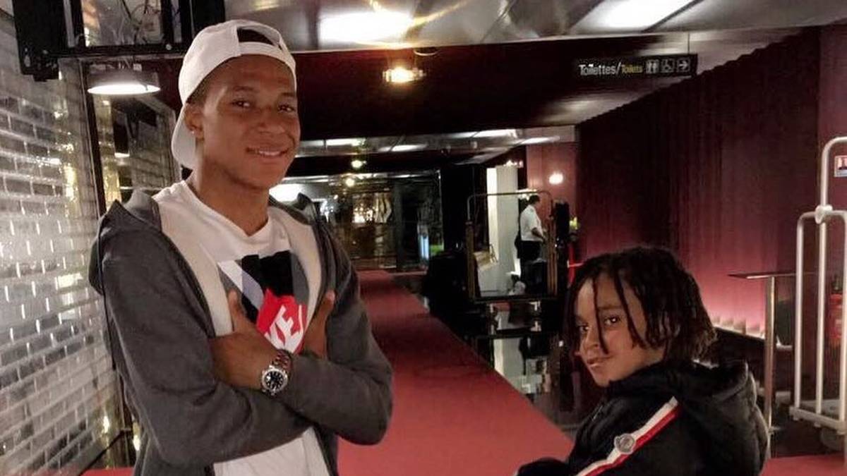 BRUDERLIEBE: "Eigentlich habe nicht ich ihn erfunden, sondern mein kleiner Bruder. Er macht das immer, wenn wir auf der Playstation gegeneinander spielen", verrät Mbappe über die verschränkte Arme, mit denen er seine Treffer zelebriert