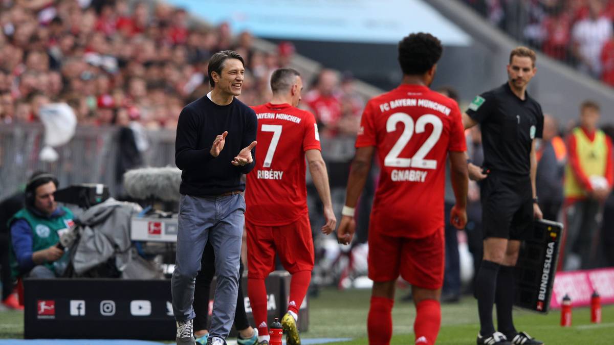 Der Trainer verrät, dass er den beiden scheidenden Stars schon am Vorabend gesagt hat, dass sie im letzten Spiel nicht von Beginn an ran dürfen. Er habe nicht gewollt, dass sie das erst am Spieltag erfahren