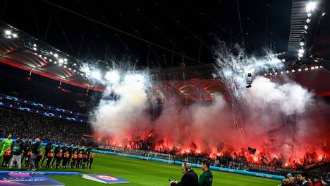 Eigentlich sollte es vor dem Spiel gegen Neapel keine Choreo der Eintracht-Fans geben. Pyrotechnik war dennoch im Block zu sehen. Mario Basler findet das gut.