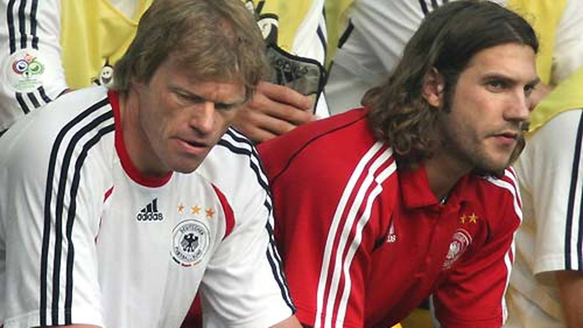 Die FIFA sperrt ihn daraufhin fürs Halbfinale gegen Italien. Mit Frings und Kahn als Zuschauer auf der Bank verliert das DFB-Team mit 0:2 nach Verlängerung. Der Titel-Traum ist geplatzt