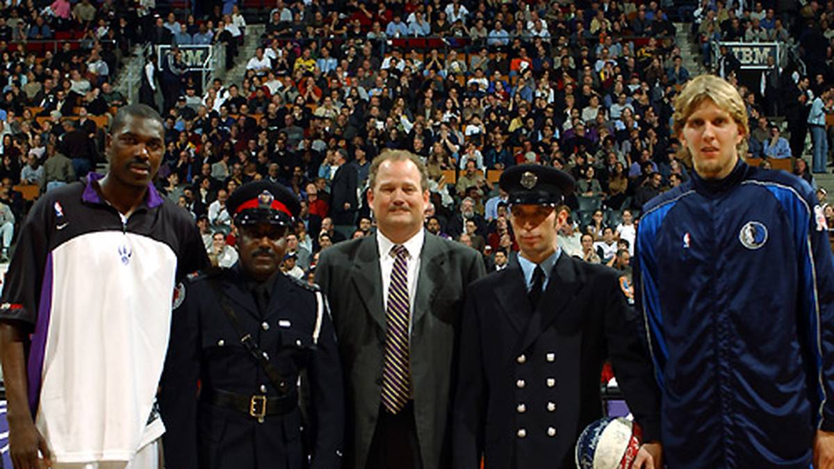Weitere Größen, gegen die der Würzburger antritt, sind unter anderem Hakeem "The Dream" Olajuwon (l.), der nach der Saison 2001/02 seine Karriere beendet ...
