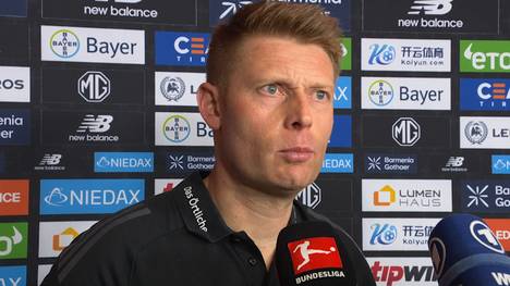 Christian Dingert stellt Bayern-Star Luis Díaz mit Gelb-Rot nach einer Schwalbe vom Platz. Im Nachgang würde er seine Entscheidung am liebsten allerdings revidieren. 