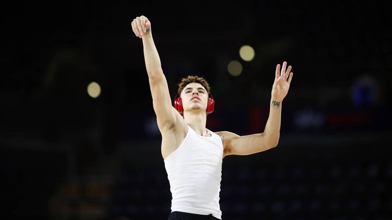 LaMelo Ball macht die Mavs platt