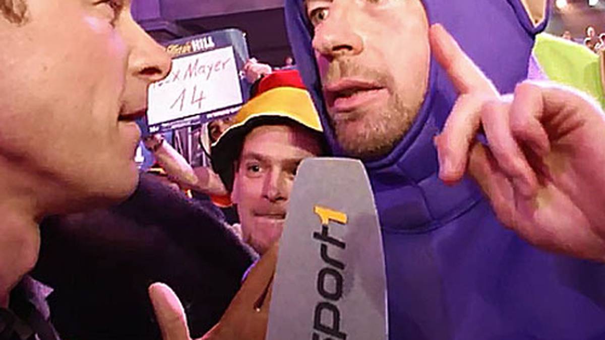 Huch, was ist das denn? Steffen Freund wird von SPORT1 im "Ally Pally" entdeckt und sofort interviewt. Er ist tatsächlich verkleidet als...