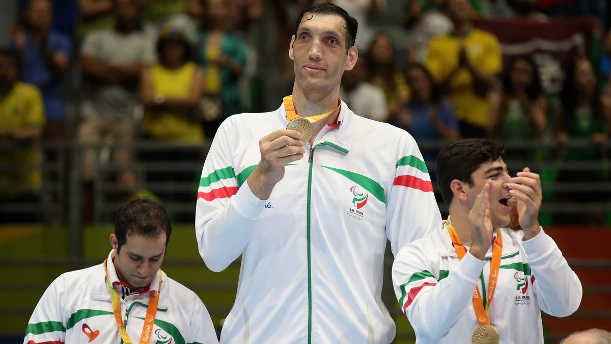 An Irans Schmetterriesen Morteza Mehrzadselakjani kommt normalerweise niemand vorbei. Der drittgrößte Mann der Welt überragt im Sitzvolleyball alle anderen Spieler um ein bis zwei Köpfe. Stoppen konnte die Iraner nur das Team aus Bosnien und Herzegowina