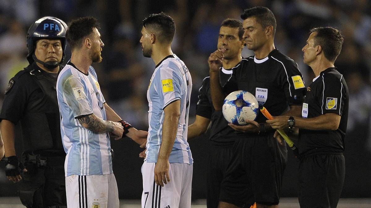 Schiedsrichter Sandro Ricci (2.v.r.) hatte den Messi-Vorfall nicht mitbekommen
