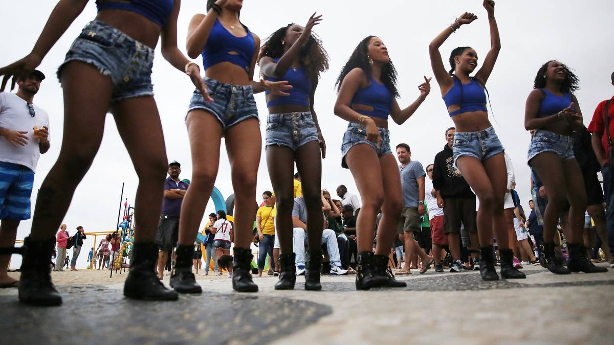 Samba! Getanzt wird in Rio gefühlt an jeder Ecke. Hier heizt eine Tanzgruppe den Beachvolleyball-Fans vor dem Stadion ein