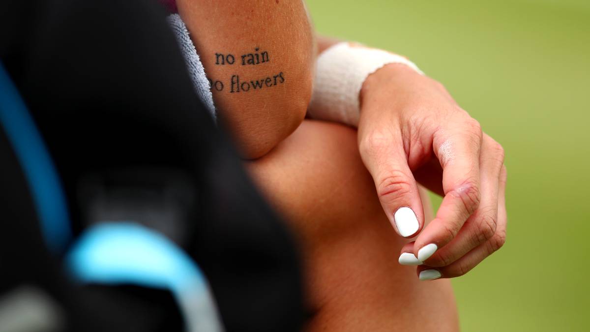 Hier passt nicht nur das Outfit, sondern sogar der Nagellack zur Kleiderordnung