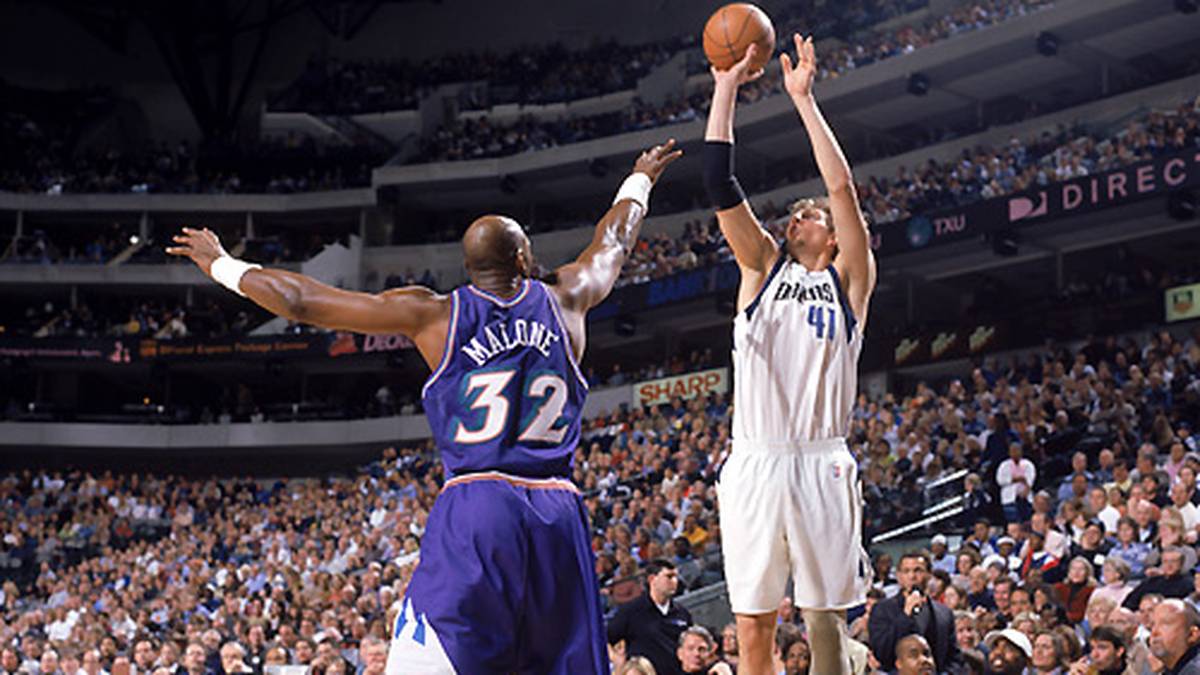 Karl Malone, der 2004 im Trikot der Los Angeles Lakers zurücktritt ...