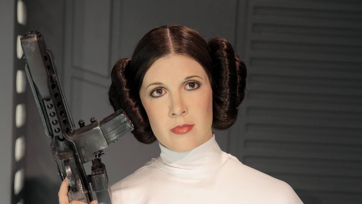 PRINZESSIN LEIA: Die Schwester von Luke Skywalker behauptet sich erfolgreich in der Männerwelt des Sternenkrieges und lässt sich selbst von Darth Vader nicht einschüchtern, kann aber durchaus auch stur und provokant sein. Weil ihr Heimatplanet Alderan vom Imperium vernichtet wird, ist sie in Star Wars aber auch eine heimatlose Wanderin, die in der gesamten Galaxie unterwegs ist