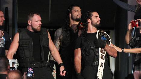 Dean Ambrose könnte seine Shield-Kollegen Roman Reigns und Seth Rollins (v.l.) verraten