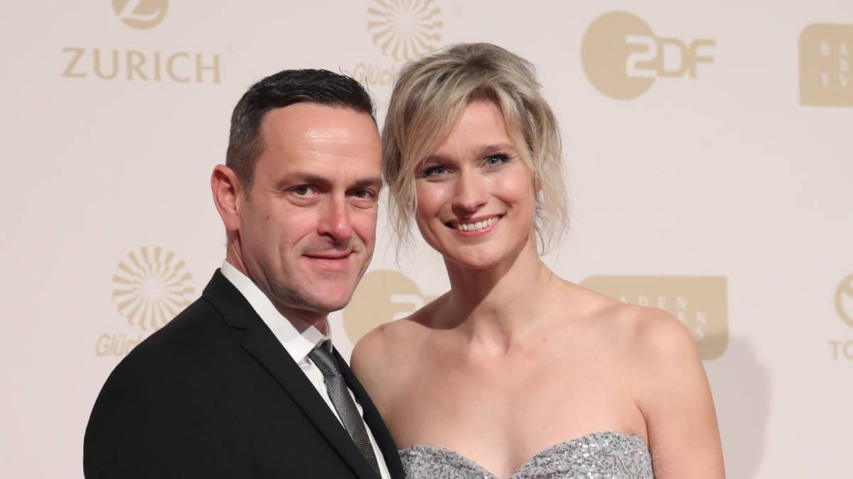 Die ehemalige Fechterin Britta Heidemann posiert mit dem Red-Bull-Kunstflugpilot Matthias Dolderer auf dem Roten Teppich