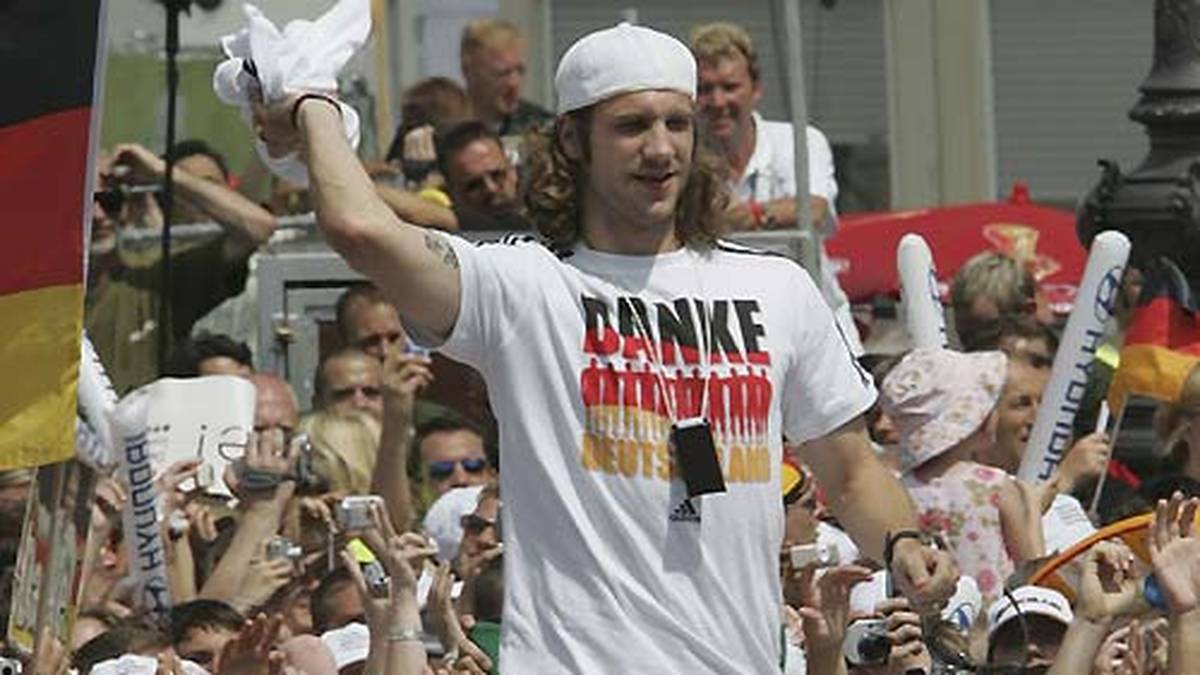 So bleibt der deutschen Mannschaft nur Rang drei. Gefeiert werden Frings und Co. von den deutschen Fans dennoch 