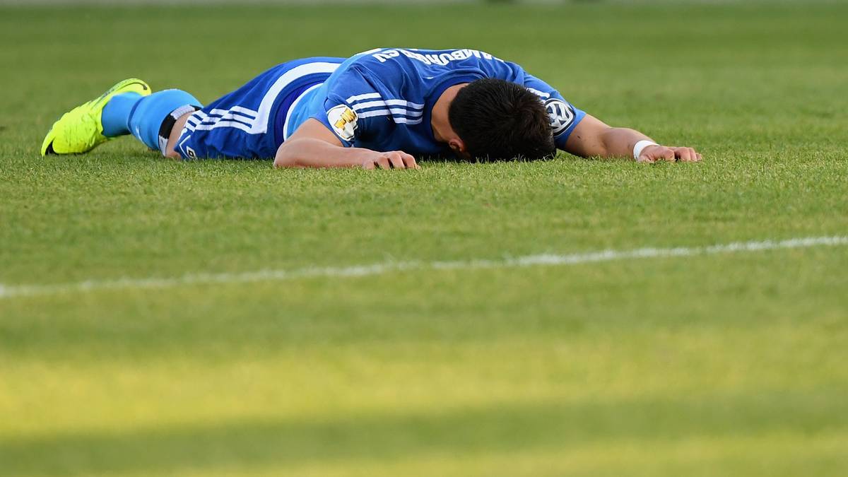 Die Abwehr der Hausherren ist für die Hanseaten lange nicht zu überwinden. Neuzugang Filip Kostic verzweifelt