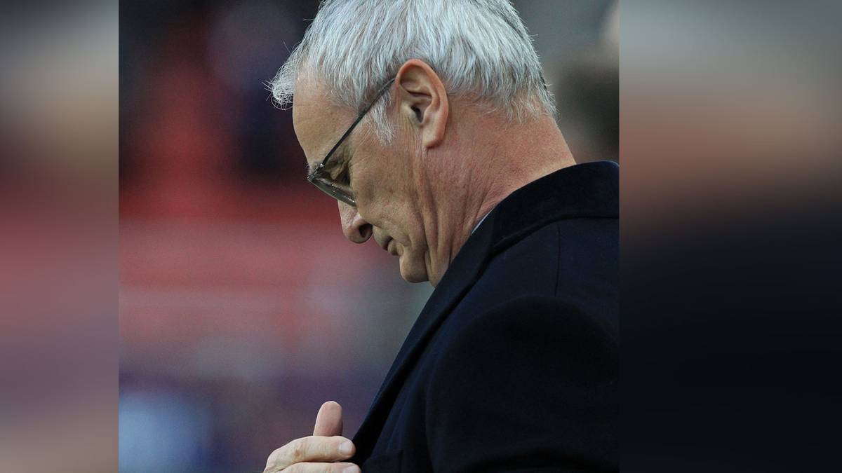 Leicester-Coach Claudio Ranieri bekreuzigt sich während der Gedenkminute