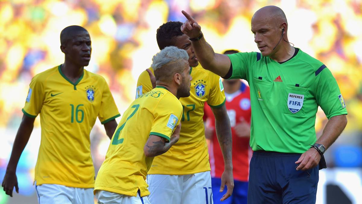 Webb war bis 2014 FIFA-Schiedsrichter, galt zu aktiven Zeiten als Bester seiner Zunft