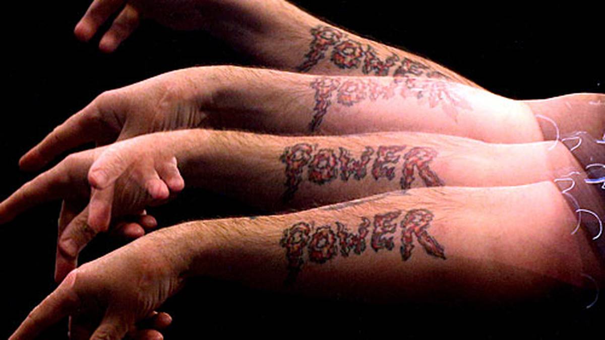 Der Arm der Legende - Phil Taylor. Gegen Kim "The Hurricane" Huybrechts tut er sich sehr schwer. Am Ende...