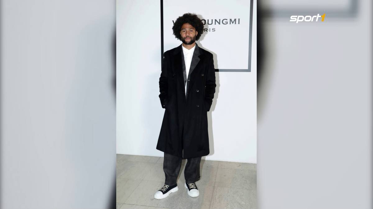 Serge Gnabry besuchte trotz des straffen Spielplans der Bayern die Fashion Week in Paris. Dort präsentierte der Nationalspieler seine verschiedenen Looks. 