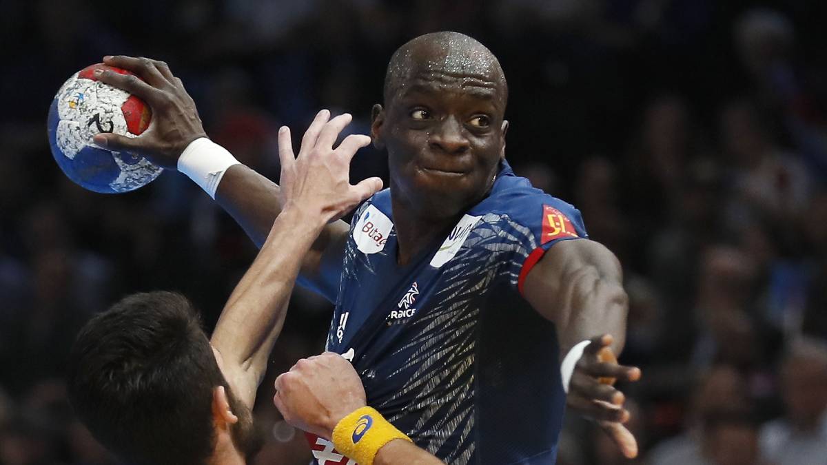 Mit aller Macht zum Auftaktsieg! Olivier Nyokas legt die Stirn in Falten und zieht mit aller Vehemenz Richtung Tor