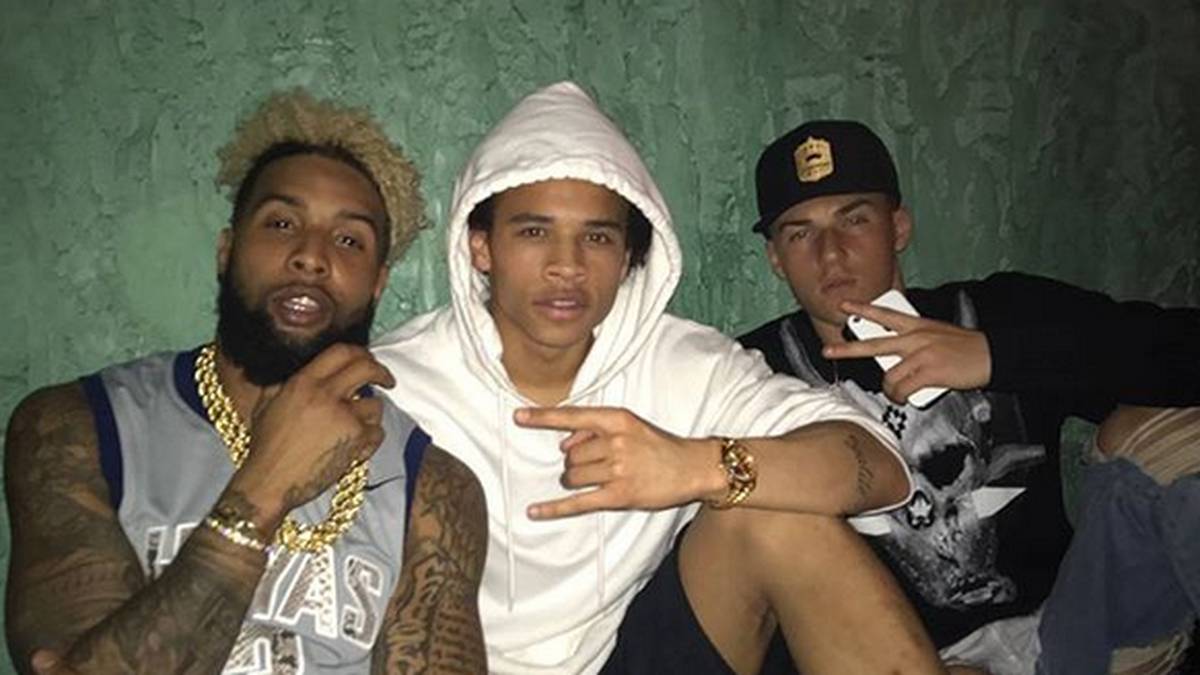 Abseits des Platzes nimmt sich Sane auch Zeit für seine Freunde - zu denen mittlerweile NFL-Spieler Beckham (l.) gehört