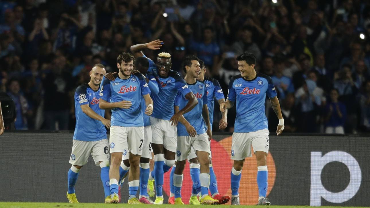 Neapel stürmt ins Achtelfinale