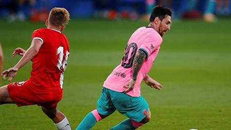 Lionel Messi (r.) hatte gegen Girona trotz gewöhnungsbedürftigen Trikots seinen Spaß