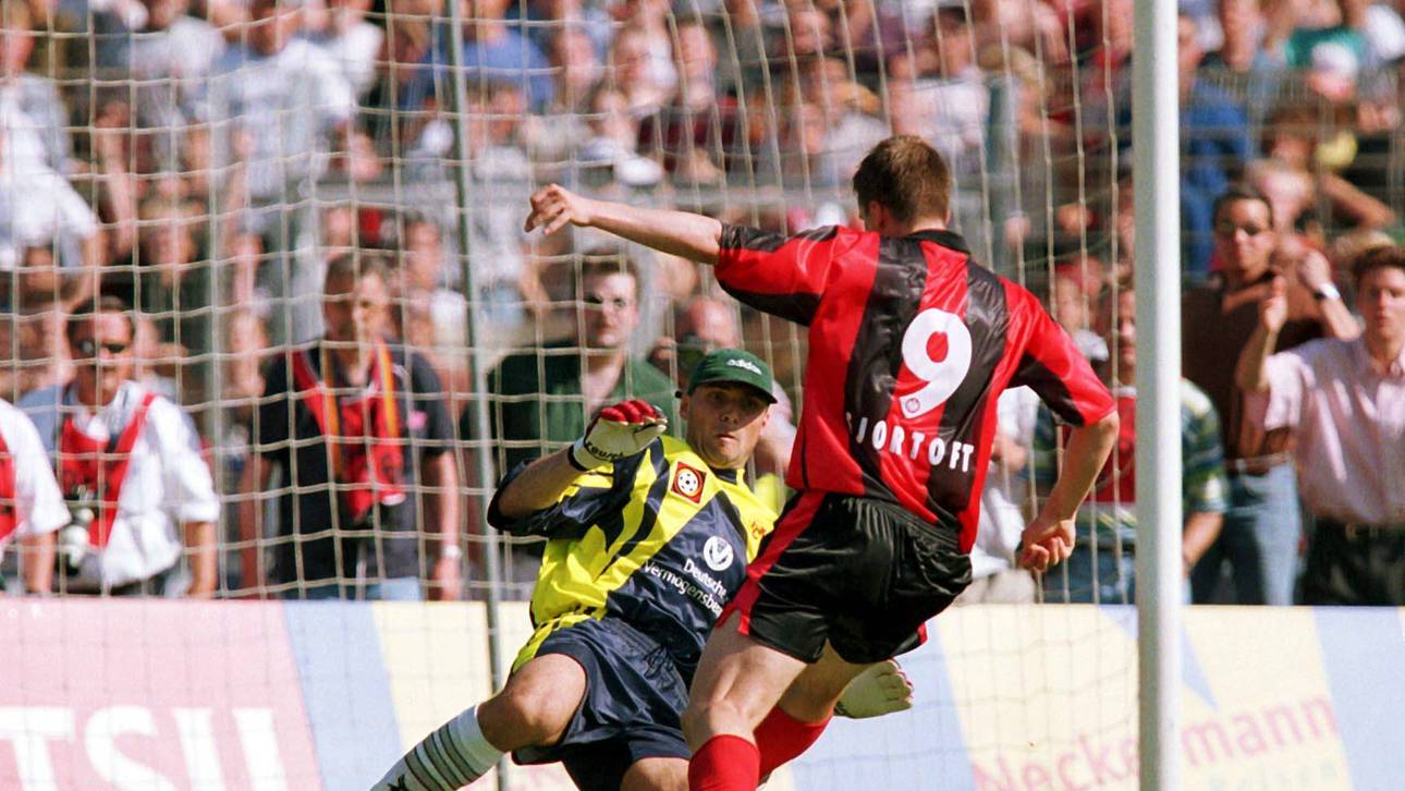 Der Moment, der Frankfurt in Ekstase stürzte: Jan Age Fjörtoft verlädt FCK-Keeper Andreas Reinke per Übersteiger - es steht 5:1